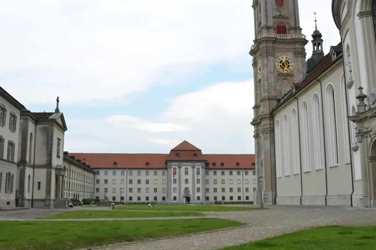 Hinter der Kathedrale St.Gallen befindet sich der Klosterhof, Sitz des bischöflichen Ordinariats und des Bistums, zu zum auch beide Appenzell gehören. | Foto: AS