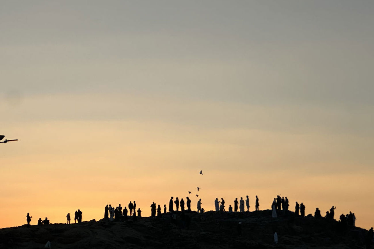 Der Berg Uhud in Medina. Menschen, die auf dem Hügel beten, und fliegende Vögel, ein Sinnbild für Frieden. | Foto: Eya Takrouni