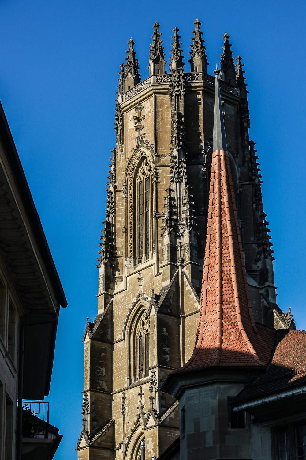 Türme ohne Helm zeigen: Die Gottesbeziehung soll die menschengemachte Architektur überragen. Kathedrale von Fribourg. | Quelle: unsplash.com