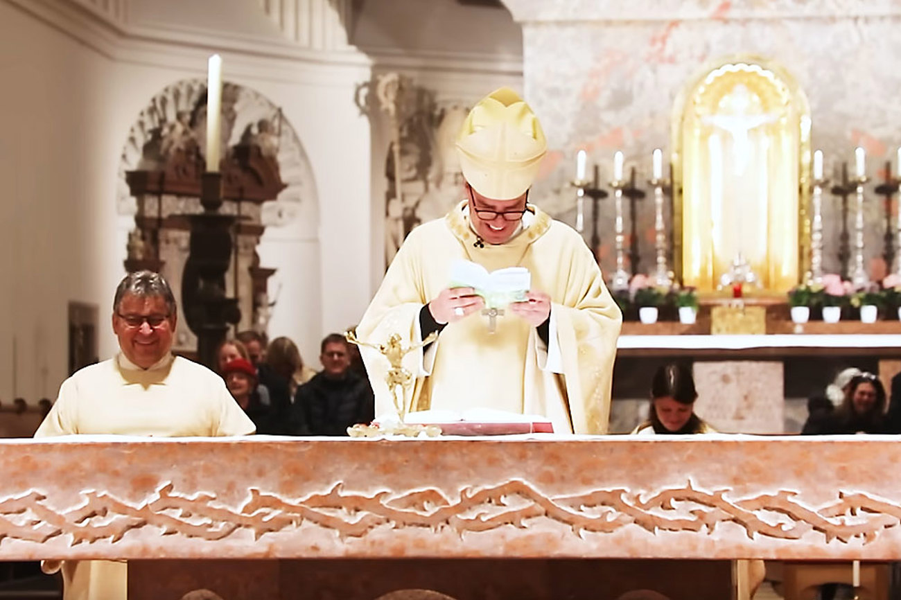 Bischof Osters Witz brachte auch ihn selber zum Lachen –das Video gavon ging viral. | Foto: Screenshot YouTube Video Bistum Passau