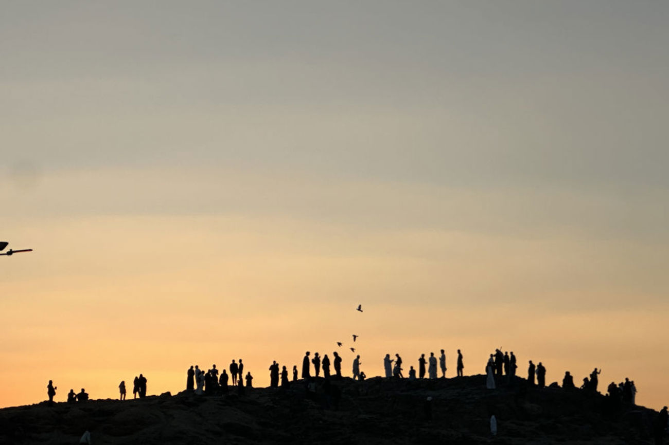 Der Berg Uhud in Medina. Menschen, die auf dem Hügel beten, und fliegende Vögel, ein Sinnbild für Frieden. | Foto: Eya Takrouni