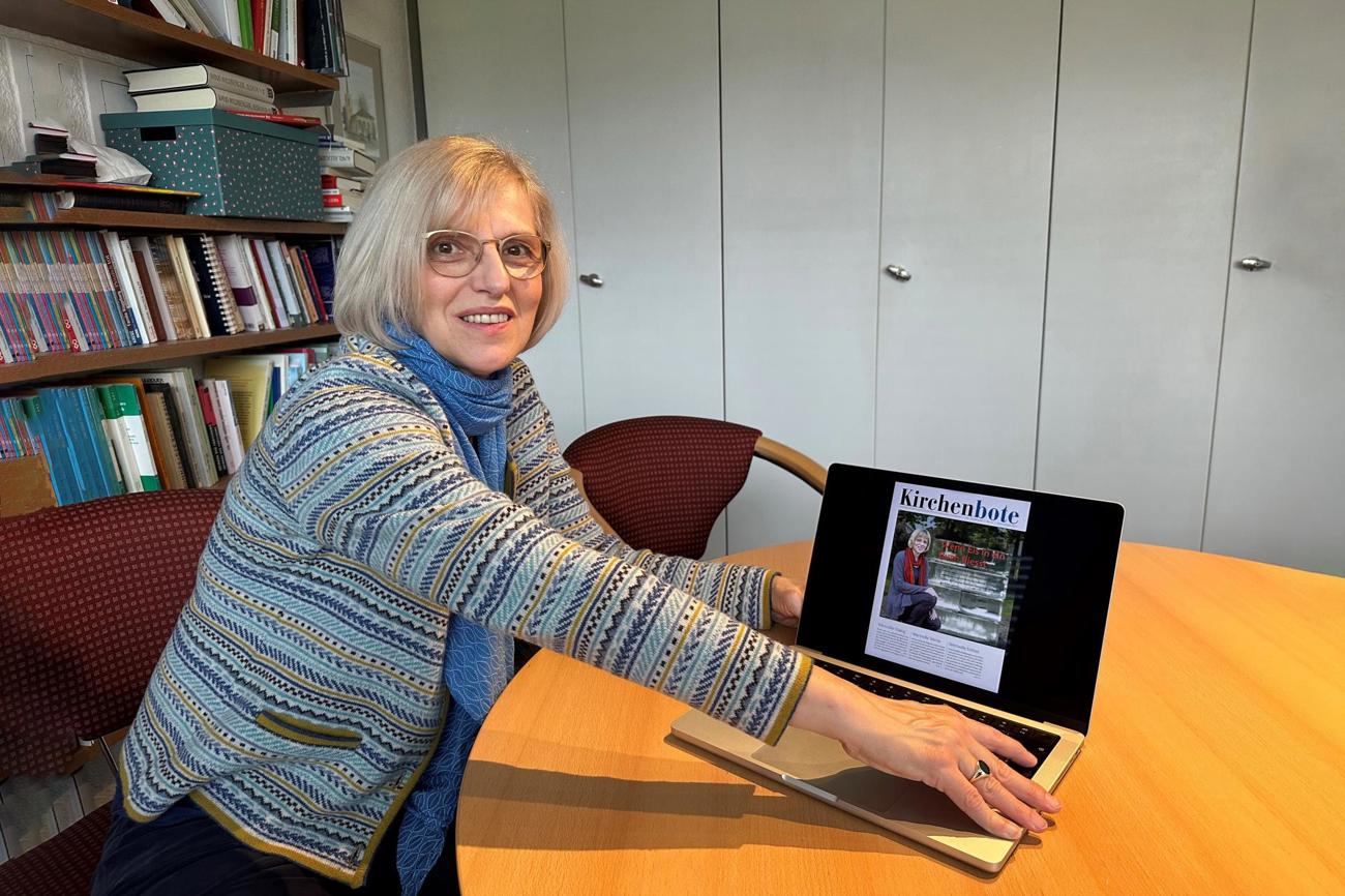 Karin Kaspers Elekes mit einem E-Paper des Kirchenboten aus dem Jahr 2013, als sie das Präsidium der Redaktionskommission übernahm. (Bild: pd)