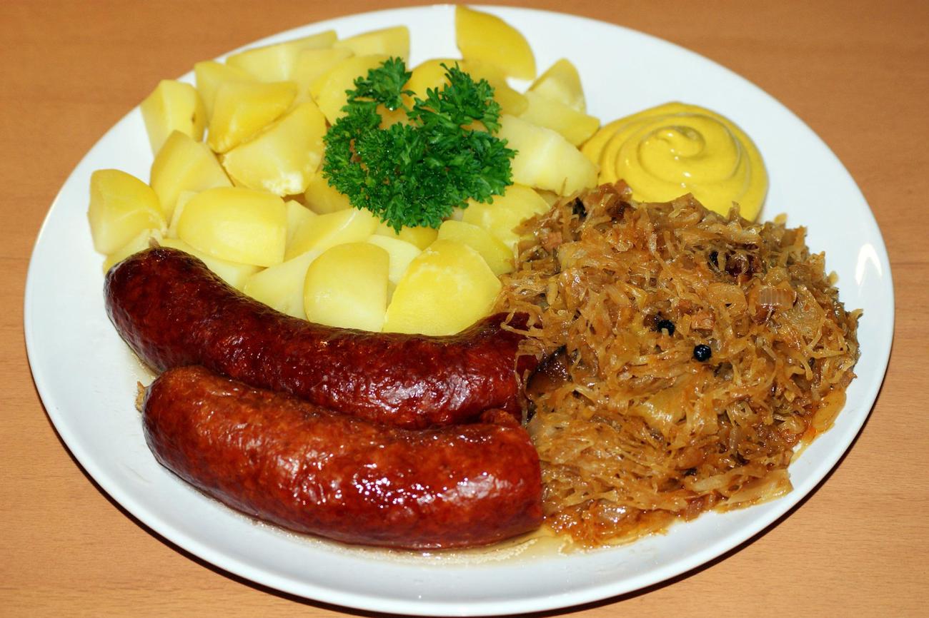 Gesund und deftig: Würste und Sauerkraut / pixabay