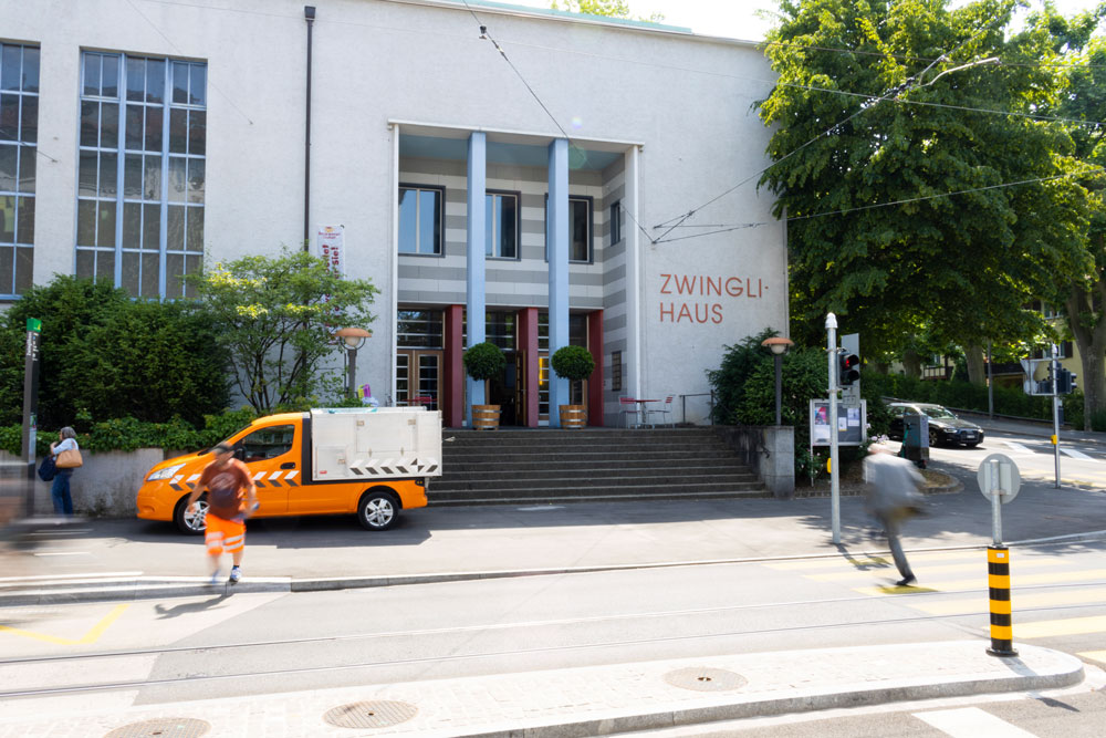 Passanten vor dem Zwinglihaus in Basel.