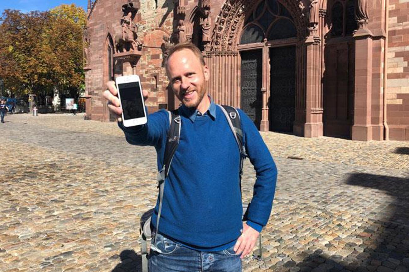 Theologie per App: Stolz präsentieren wir unseren Highscore vor dem Basler Münster.|Jiri Juraubek