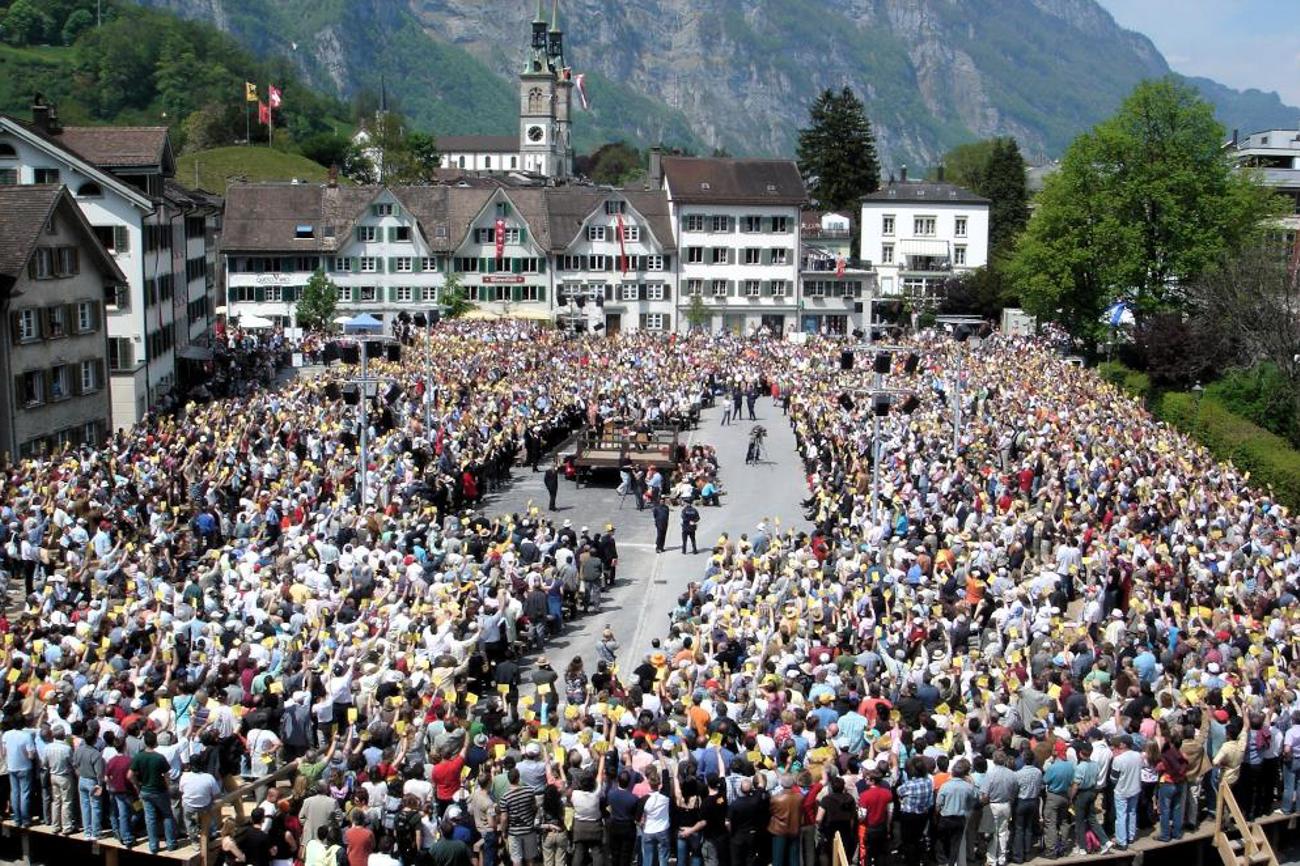 Die Landsgemeinde Glarus wird am 5. September darüber entscheiden, ob die Unternehmen weiterhin Kirchensteuern zahlen sollen. | Adrian Sulc, CC BY-SA 3.0
