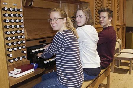 Junge mögen alte Kirchenlieder