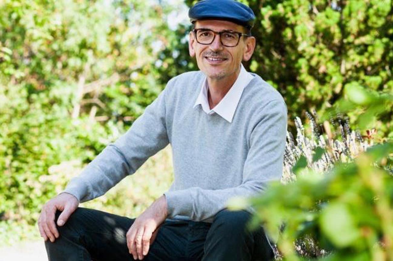 Pfarrer Simon Gebs erhielt auf seine Online-Karfreitagsandacht mit Abendmahl zahlreiche Rückmeldungen per WhatsApp und Facebook: Die Menschen waren berührt, haben Nähe und Verbundenheit erlebt und das gemeinsame Abendmahlfeiern geschätzt. |SRF