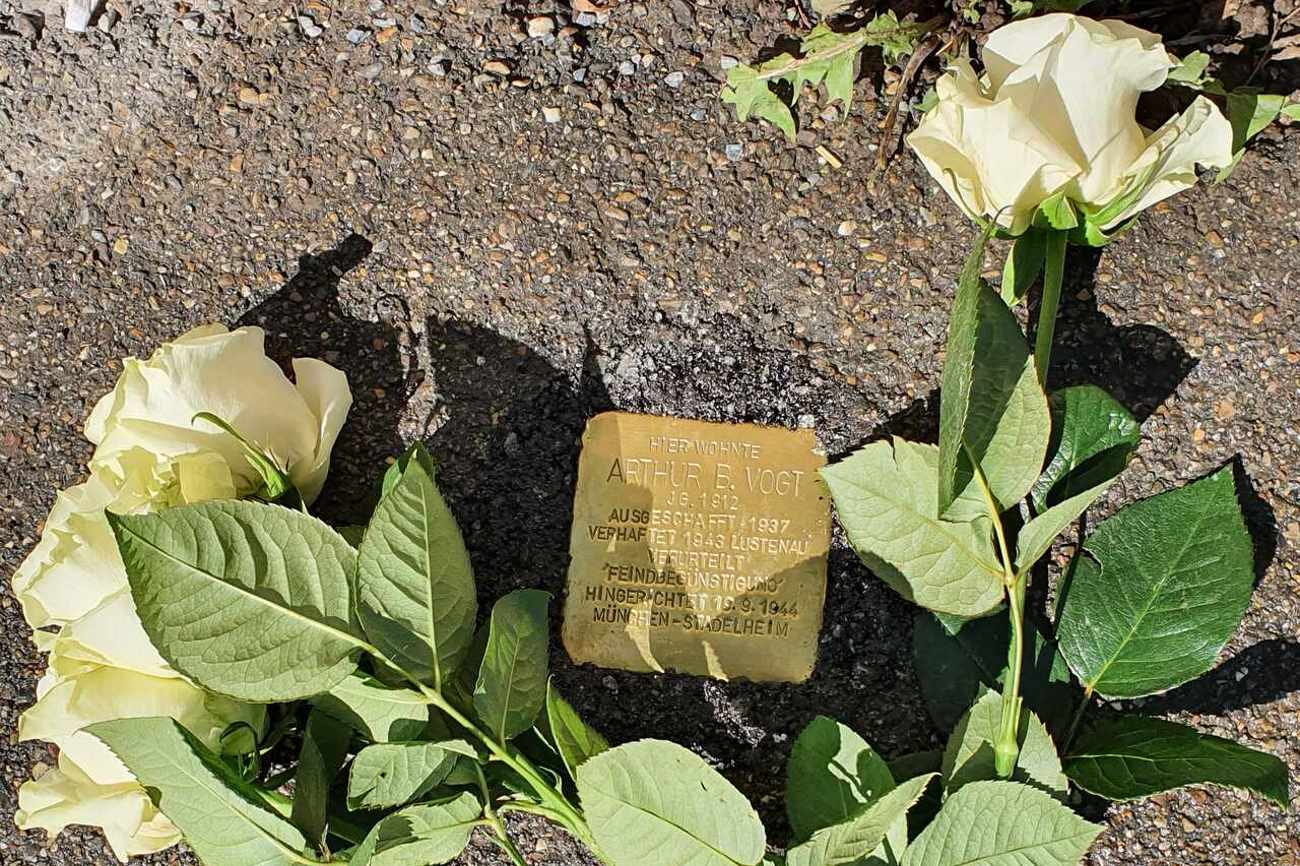 Der erste Stolperstein im Kanton St. Gallen erinnert an das Schicksal Arthur Berndard Vogts, der von der Schweiz ausgewiesen und 1944 von den Nazis hingerichtet wurde. Foto: zvg Der erste Stolperstein im Kanton St. Gallen erinnert an das Schicksal Arthur Berndard Vogts, der von der Schweiz ausgewiesen und 1944 von den Nazis hingerichtet wurde. Foto: zvg