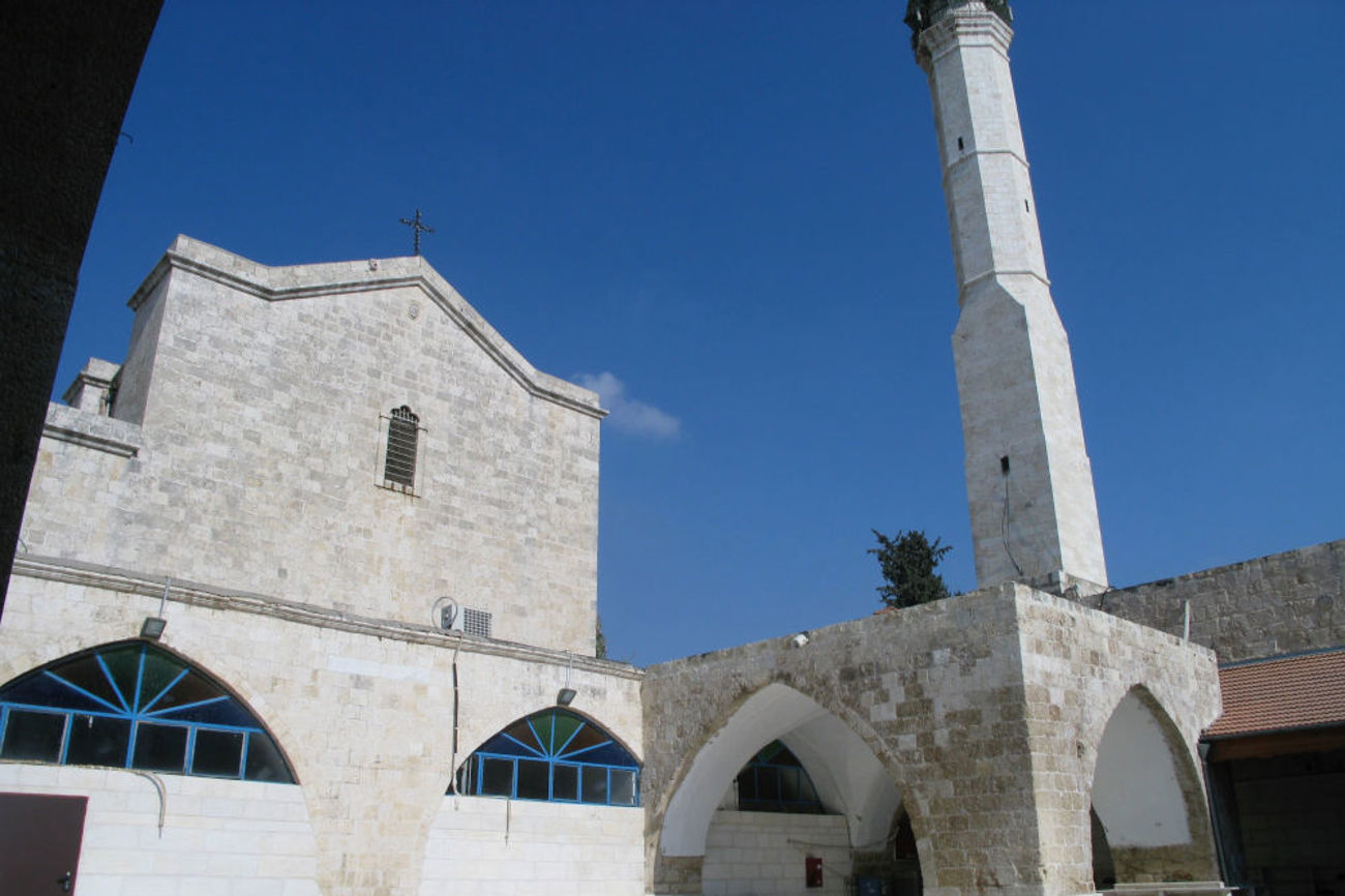 Abb. 2: Wand an Wand über einem heiligen, paganen Ort: Georgskirche und Moschee in Lod (Israel).  | Foto: Thomas Staubli 2009