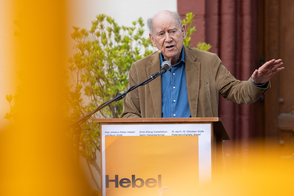 Franz Hohler las an der Eröffnung der Hebel-Installation. Foto: Joel Samos