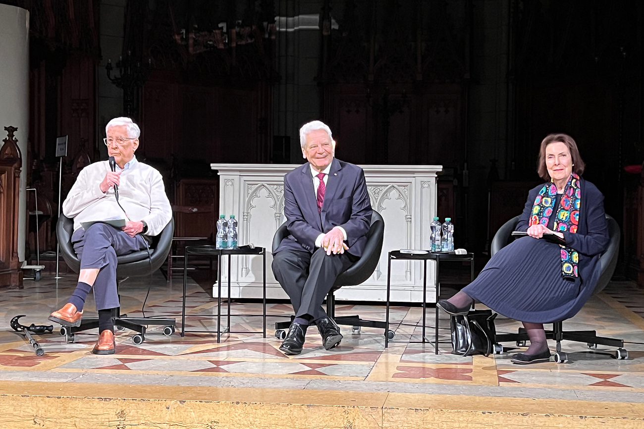 Hans-Peter Schreiber lud Joachim Gauck (mitte) und Christine Egerszegi zum Gesprächsabend über politische Erschütterungen und ihre Gefährdung der Freiheit. | Foto: Nicole Noelle