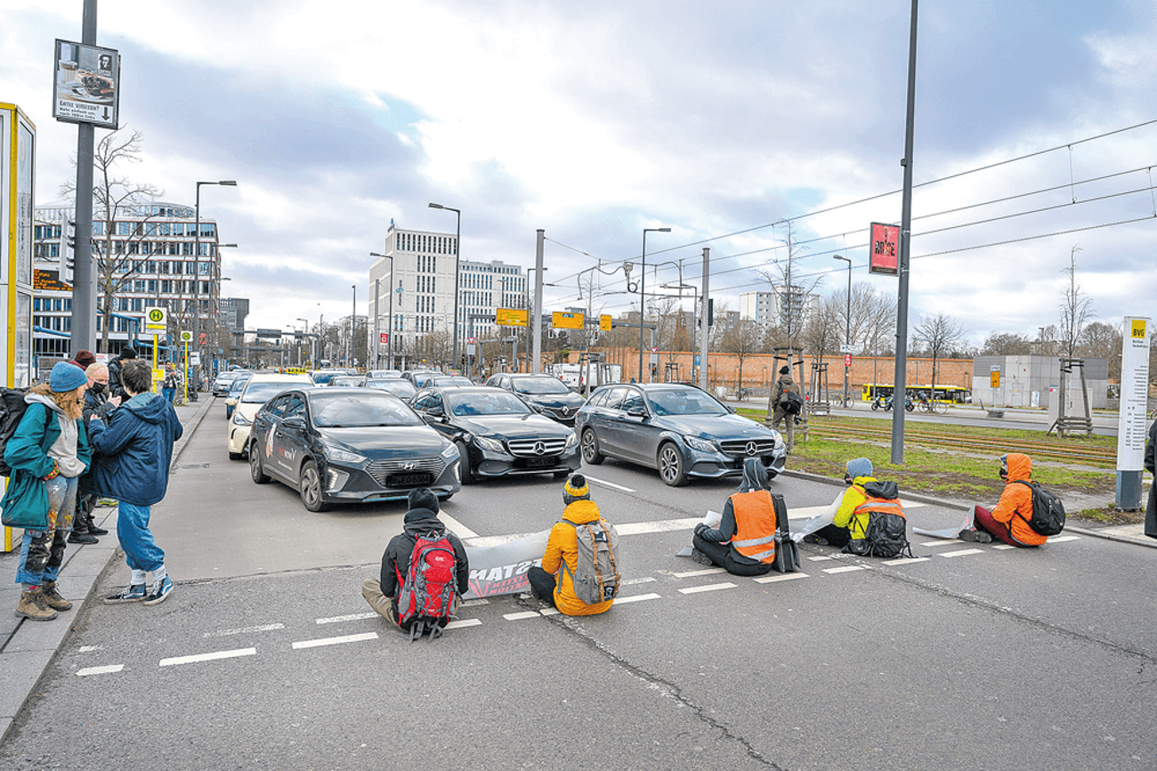 Aktivisten der Letzten Generation blockieren eine Strasse am Hauptbahnhof in Berlin. Foto: Stefan Müller/wikimedia Aktivisten der Letzten Generation blockieren eine Strasse am Hauptbahnhof in Berlin. Foto: Stefan Müller/wikimedia