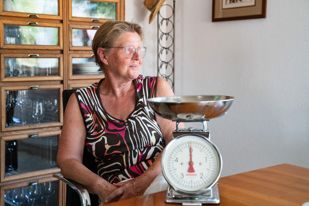 Eine alte Waage, ein Andenken mit Geschichte: Für Erika Schwarz steckt in jedem Brocki-Fund ein Stück Mehrwert. | Foto: Vera Rüttimann