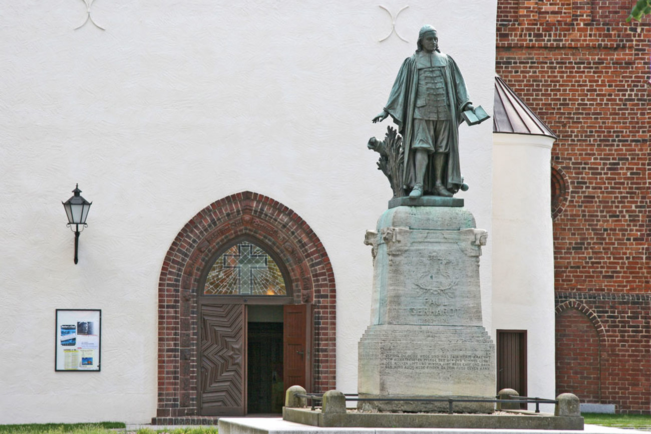 Denkmal für Paul Gerhardt vor der Paul-Gerhardt-Kirche in Lübben, wo er von 1669 bis zu seinem Tod 1676 als Archidiakon wirkte und begraben liegt. | epd-bild/Rainer Oettel