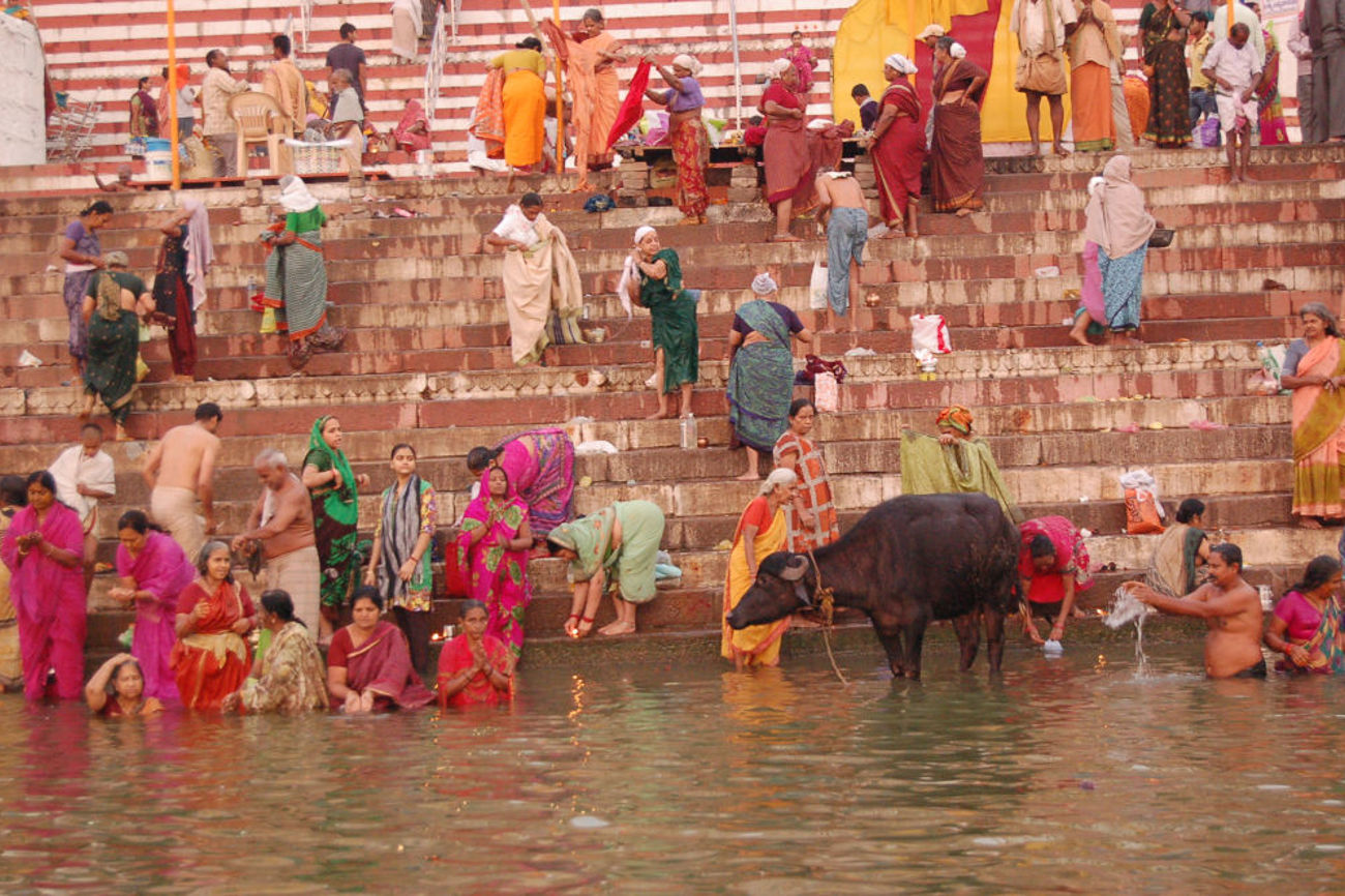 In Varanasi verschwand beim Bad der Arme im heiligen Wasser des Ganges meine Psoriasis für einige Zeit. | Foto: Isabelle Kürsteiner