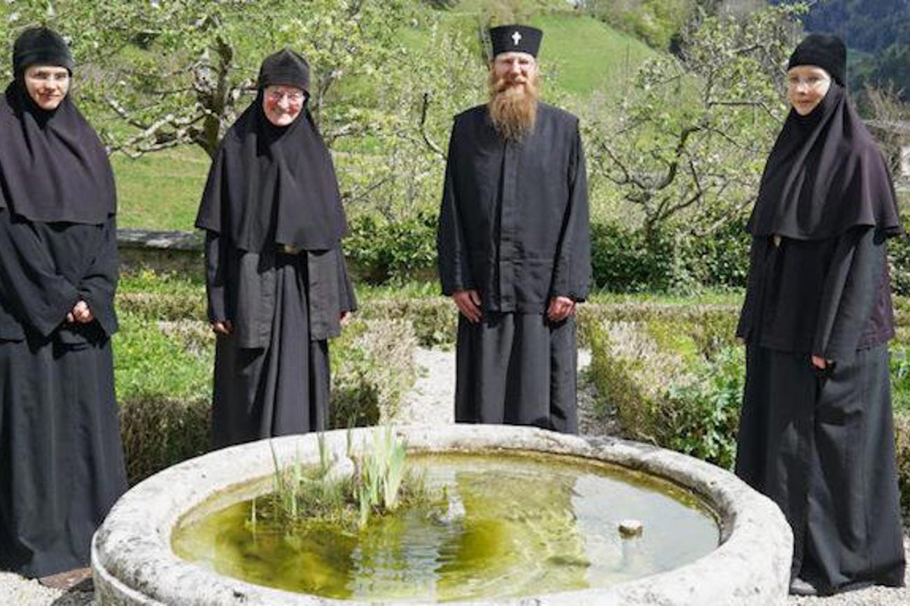 Orthodox: Abt Archimandrit und seine Klosterschestern und Brüder,