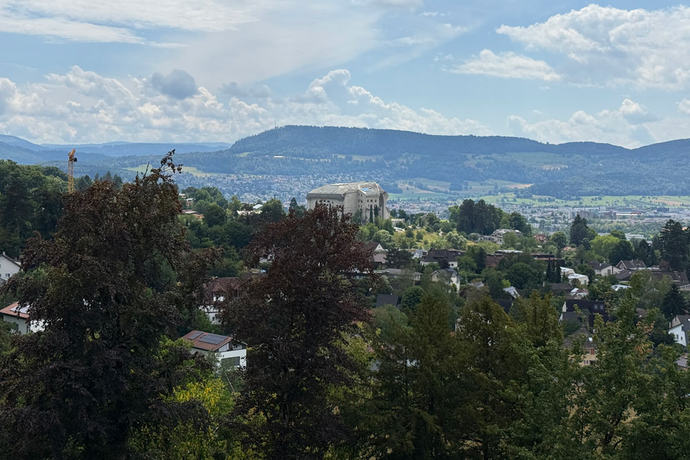 Vom Schloss Birseck aus schweift der Blick über das Goetheanum, dessen Bauweise ganz ohne rechte Winkel auskommt, und weit ins Tal hinein. | Foto: Nicole Noelle