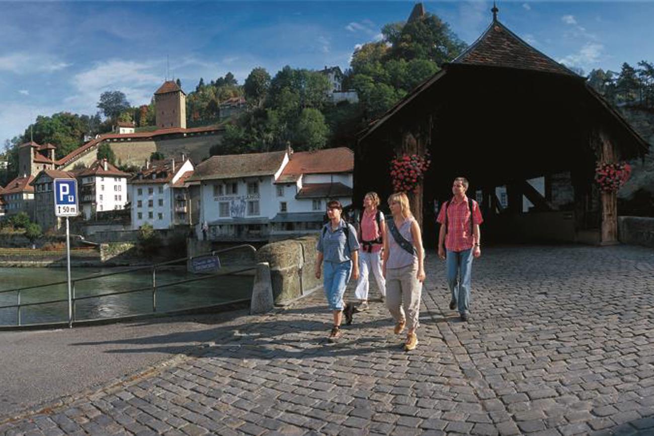 Auch die Reformierten pilgern. Stefanie Rigutto von Schweiz Tourismus empfiehlt den Schweizer Abschnitt des Jakobswegs: «Die Strecke Schwarzenburg – Fribourg führt auf der über 600 Jahre alten 'Fryburgstrass' durch Wälder und über Bäche, an Burgruinen, Kapellen und Bildstöcken vorbei.» Im Bild die Bernbrücke in Fribourg. | zVg/Schweiz Tourismus