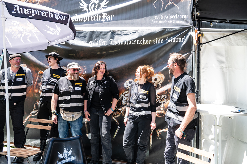 Nadine Zurbrügg mit ihrem Team an der Ansprechbar. | Foto: Vera Rüttimann