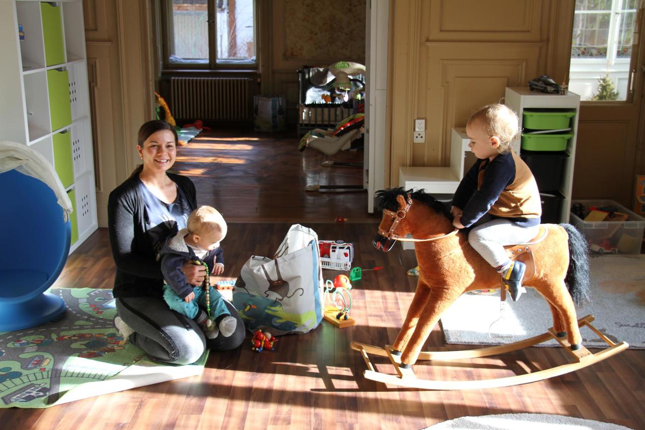 Auf Augenhöhe: Luisa Nowraty beim Spielen mit den Kindern.
Bild Madeleine Kuhn-Baer