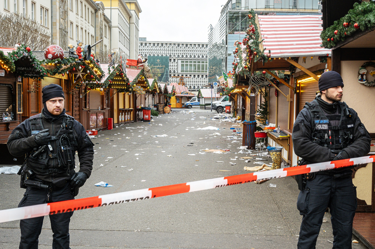 Nach dem Anschlag auf den Weihnachtsmarkt in Magdeburg am 20. Dezember 2024: Polizisten sichern den Tatort. Radikalisierung kann dramatische Folgen haben – umso wichtiger ist es, Warnsignale frühzeitig zu erkennen. | Foto: epd/Maike Glöckner Nach dem Anschlag auf den Weihnachtsmarkt in Magdeburg am 20. Dezember 2024: Polizisten sichern den Tatort. Radikalisierung kann dramatische Folgen haben – umso wichtiger ist es, Warnsignale frühzeitig zu erkennen. | Foto: epd/Maike Glöckner