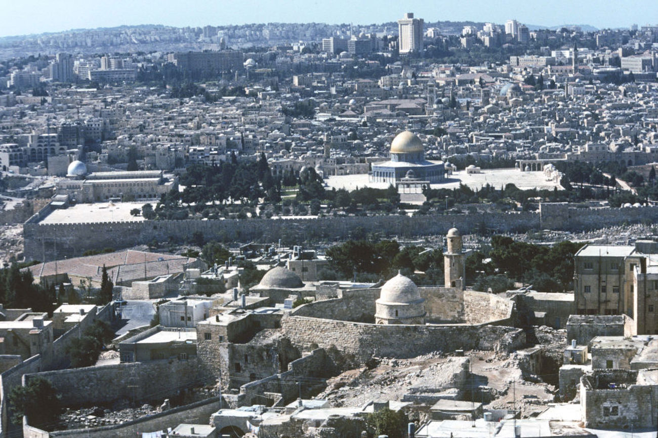 Abb. 3: Himmelfahrtsheiligtümer in Konkurrenz: Das Himmelfahrtsheiligtum Jesu auf dem Ölberg und der Felsendom über der Gedenkstätte an die nächtliche Himmelsreise Mohammeds in Jerusalem. | Foto: Thomas Staubli 1983