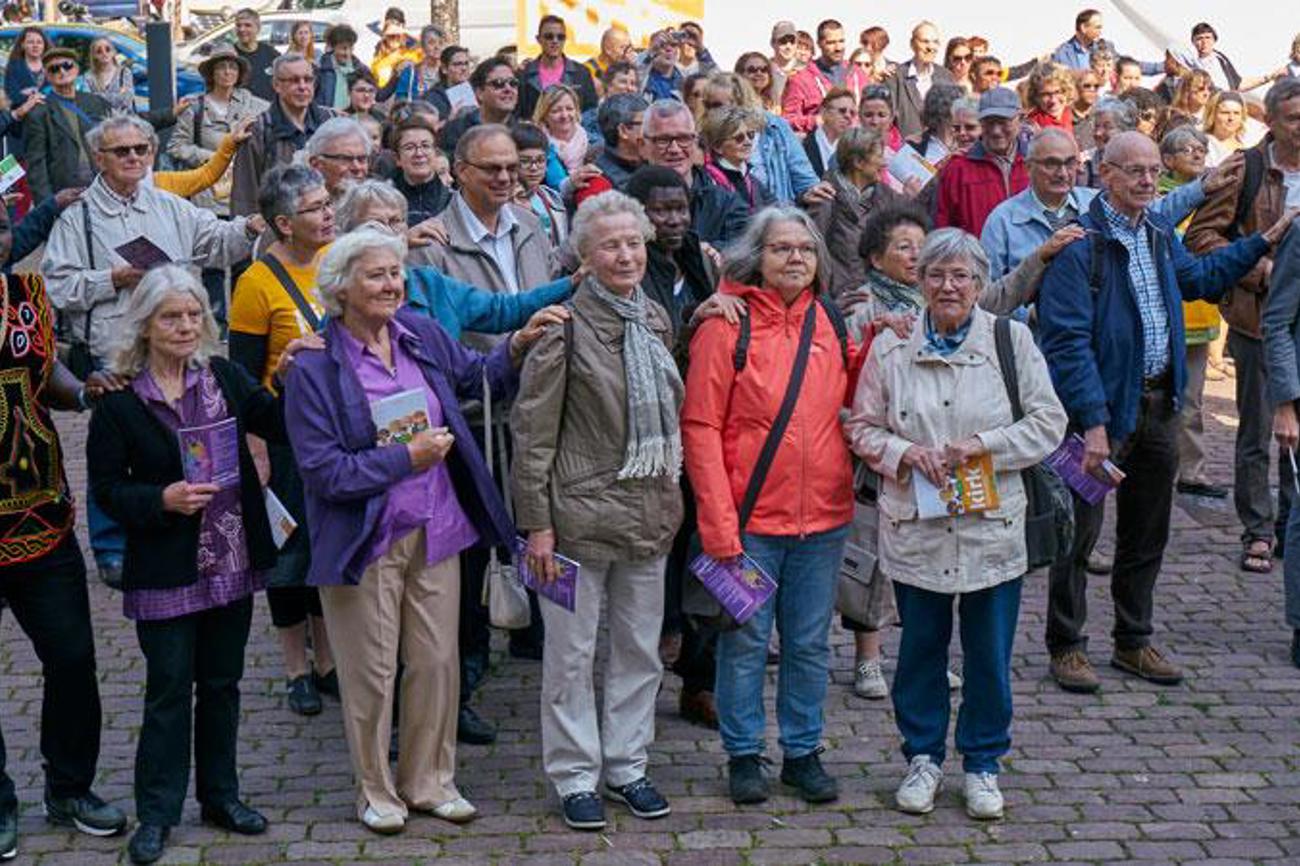 Besucherinnen und Besucher an der Eröffnungsfeier vor der Eglise Saint-Etienne in Mulhouse.|Daniel Spehr