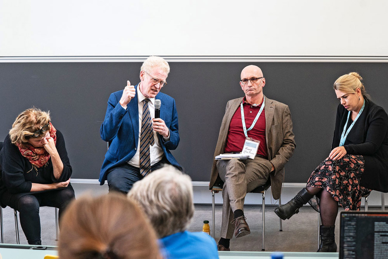 Suchten am Schlusspodium der Karl-Barth-Tagung Antworten auf die Frage «Kommunikation des Evangeliums – aber wie?»: Johanna Haberer, Niklaus Peter, Georg Pfleider und Andrea Anker (von links). | Foto: Vera Rüttimann