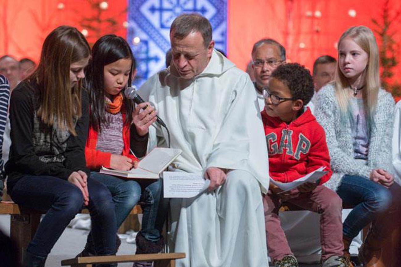 Die Baslerin Jessica Mang lädt an der Seite von Frère Alois, Prior der Gemeinschaft von Taizé, in Riga die Anwesenden zum nächsten Taizé-Jugendtreffen in Basel ein. | Ateliers et Presses de Taizé