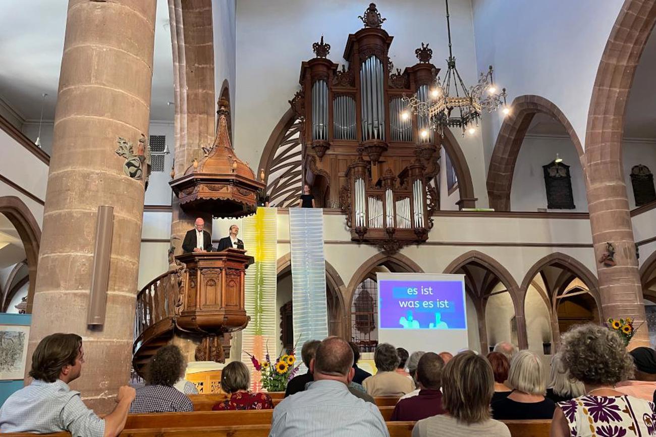 In der Eröffnungsperformance zum Kunstprojekt «Sakrale Zeiten?» in der Basler Peterskirche traf Weltliches auf Sakrales.