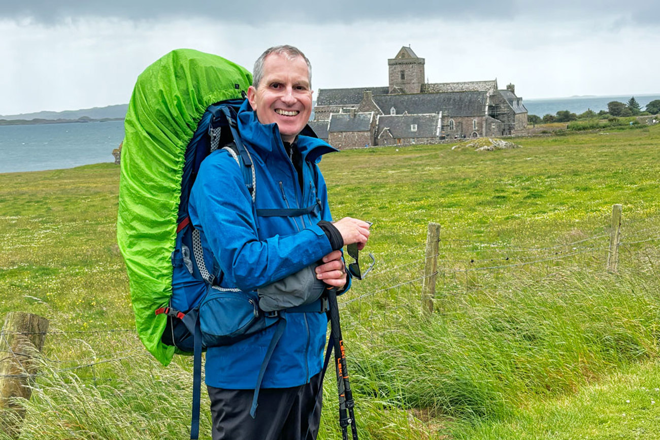 Am Ziel angekommen: Pfarrer Michael Sohn vor dem Kloster auf der Insel Iona.