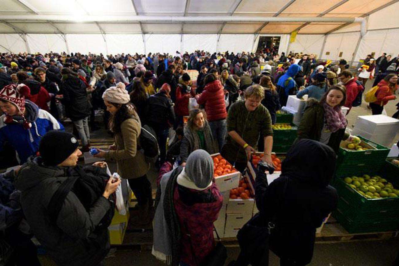 130'000 Äpfel und Mandarinen: Essensausgabe für die Teilnehmenden des Taizé-Jugendtreffens in Basel. | Dominik Plüss