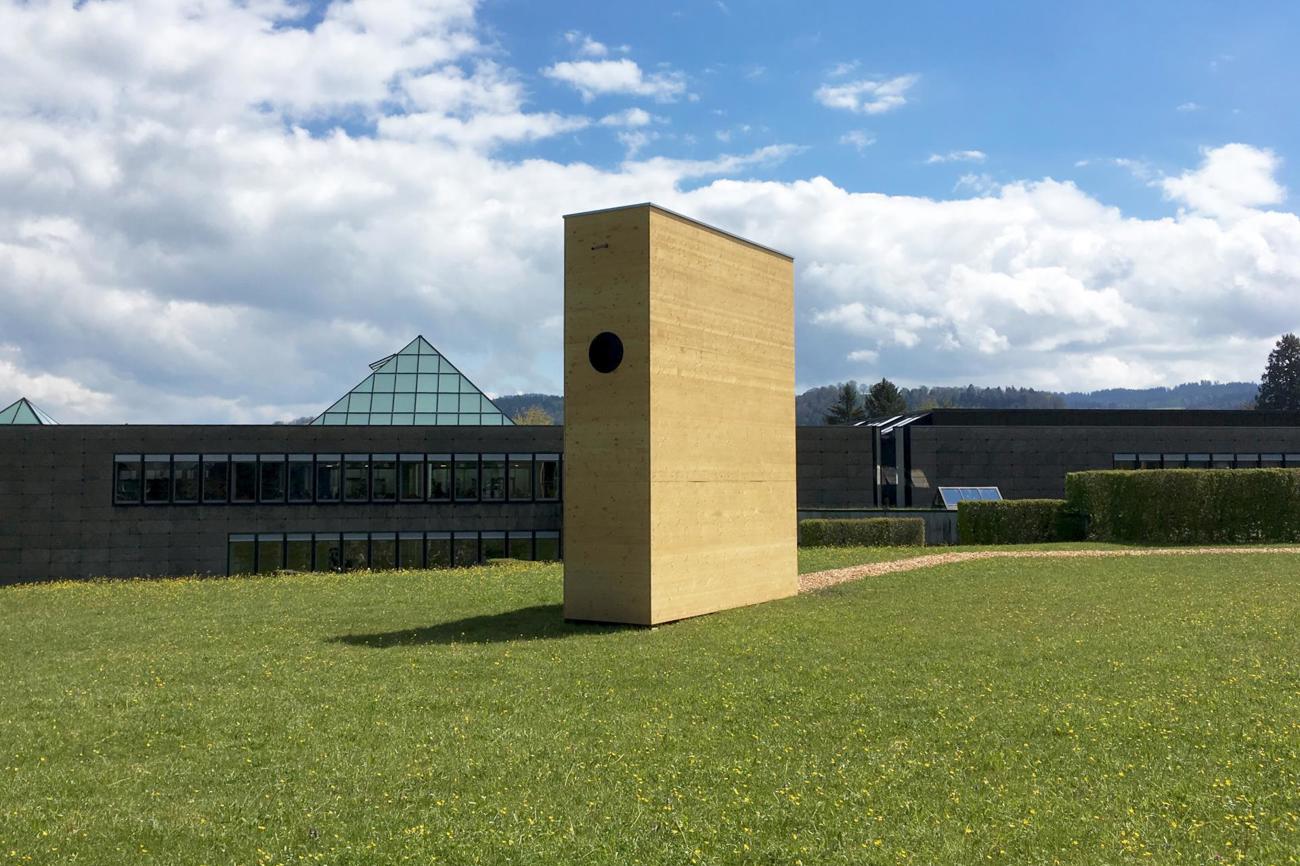 Eine begehbare Bibel zum Reformationsjubiläum: Die Skulptur «Das Buch» bei der Universität St. Gallen.