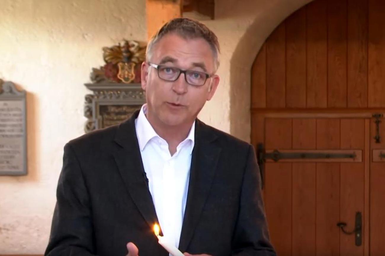 Christoph Herrmann, Kirchenratspräsident der reformierten Kirche Baselland, entzündet in der Kirche in Gelterkinden ein Licht der Hoffnung. |Screenshot «Kirchenfenster» RegioTVplus