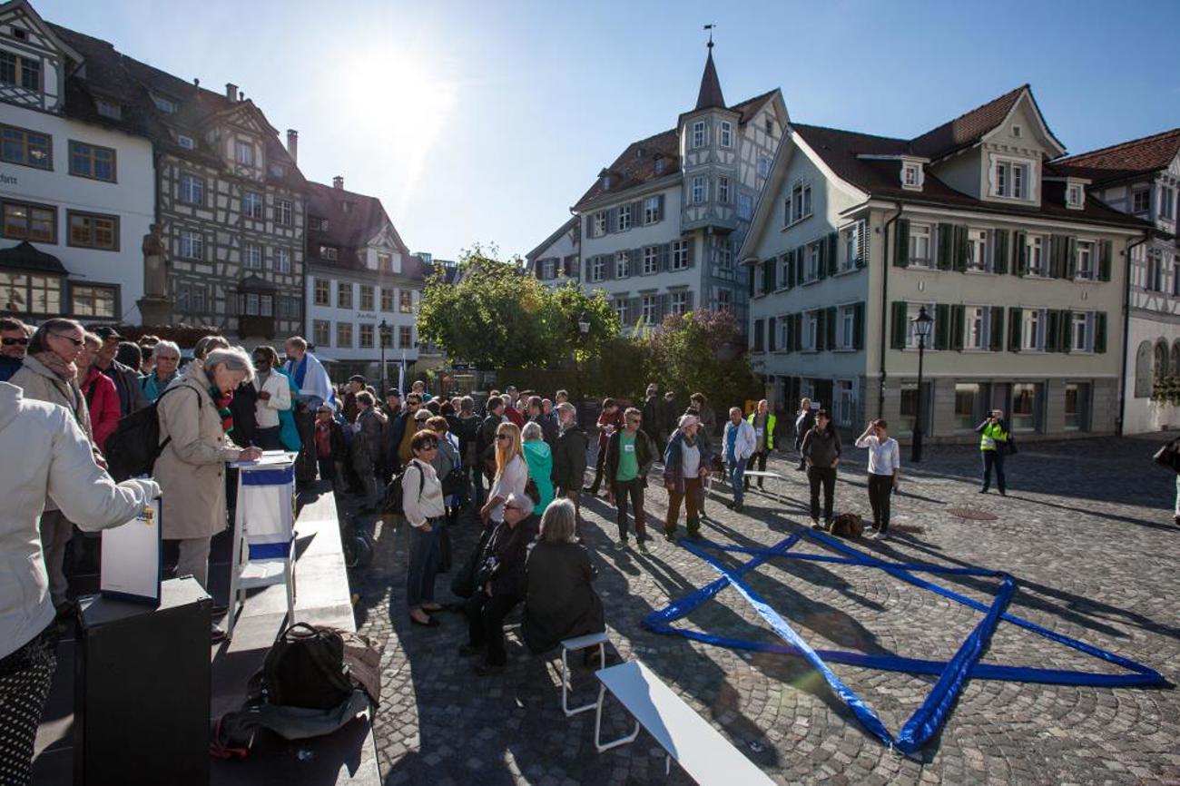 Während dem Marsch des Lebens gibt es immer wieder Kundgebungen wie auf dem Gallusplatz in St. Gallen 2016.|Raphael Saxer