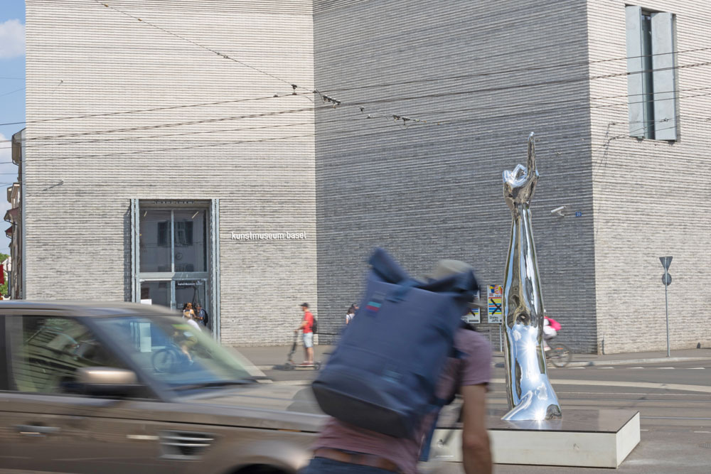 Temporäre Skulptur der Art Basel, mitten im Verkehrskreisel vor dem Kunstmuseum.