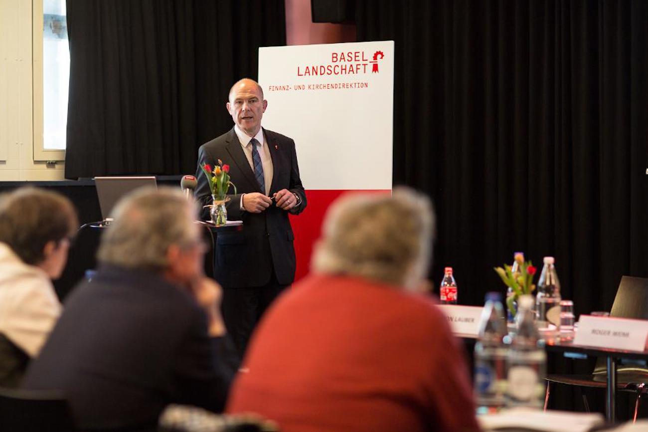 Regierungsrat Anton Lauber erklärt an einer Medienkonferenz die Neuerungen in der vorgesehenen Teilrevision des kantonalen Sozialhilfegesetzes. |Jen Ries