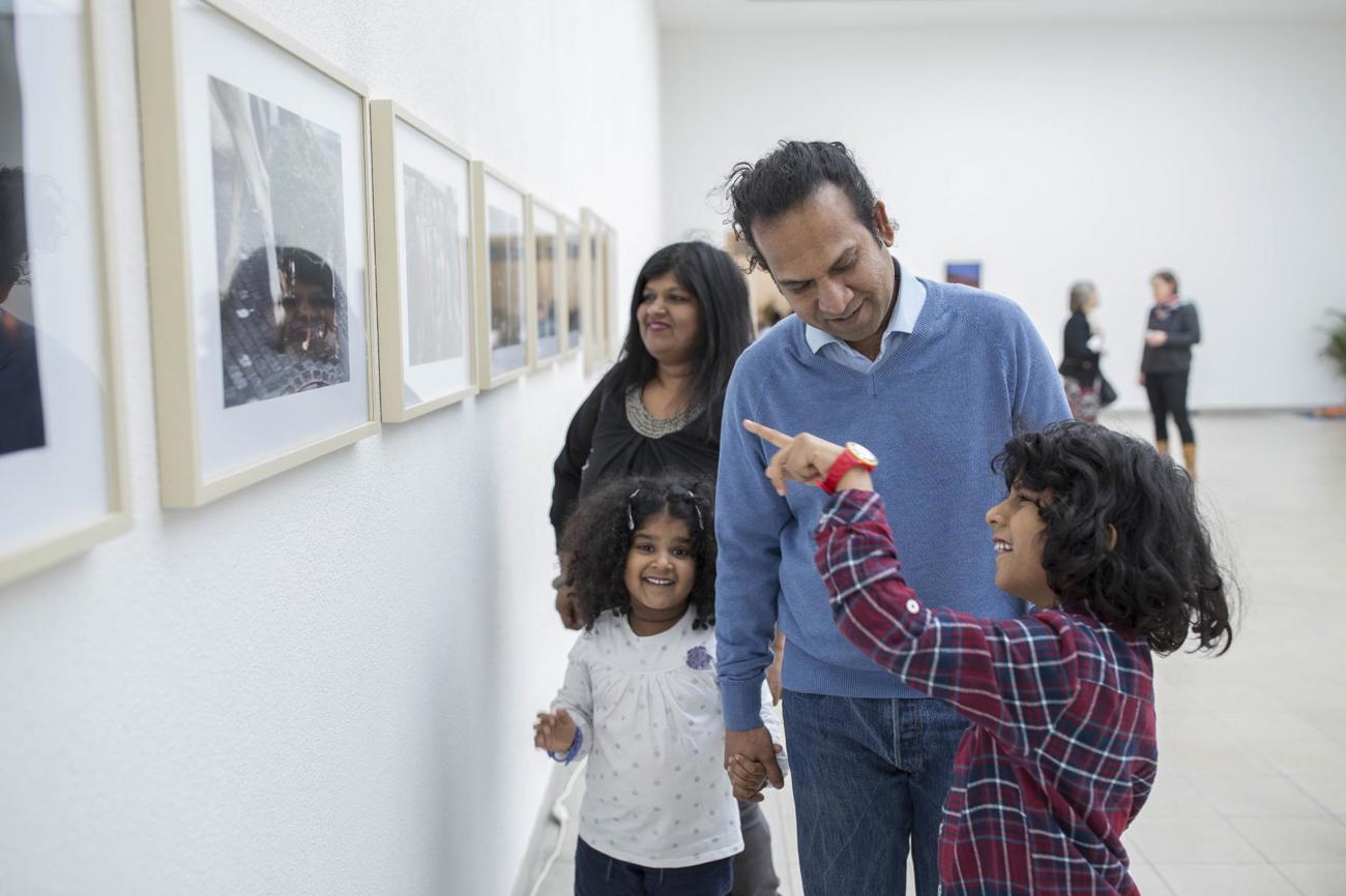 Die Familie Subramaniam im Kunsthaus Glarus anlässlich der Ausstellung von Sasi Subramaniam im März 2018.
Bild zvg