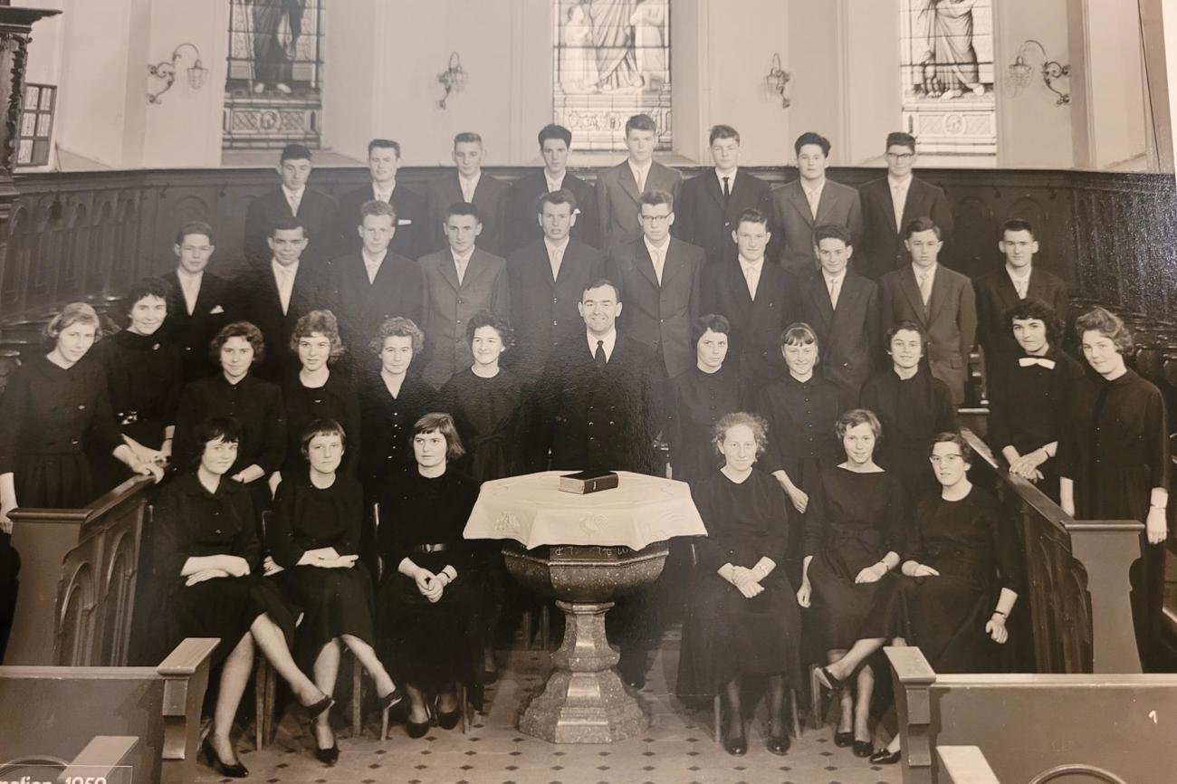 Ruth Bäbler brachte zum Gespräch ihr Konfirmationsfoto mit. Vor 64 Jahren fand ihre Konfirmation in Ennenda statt.
Foto: zVg.