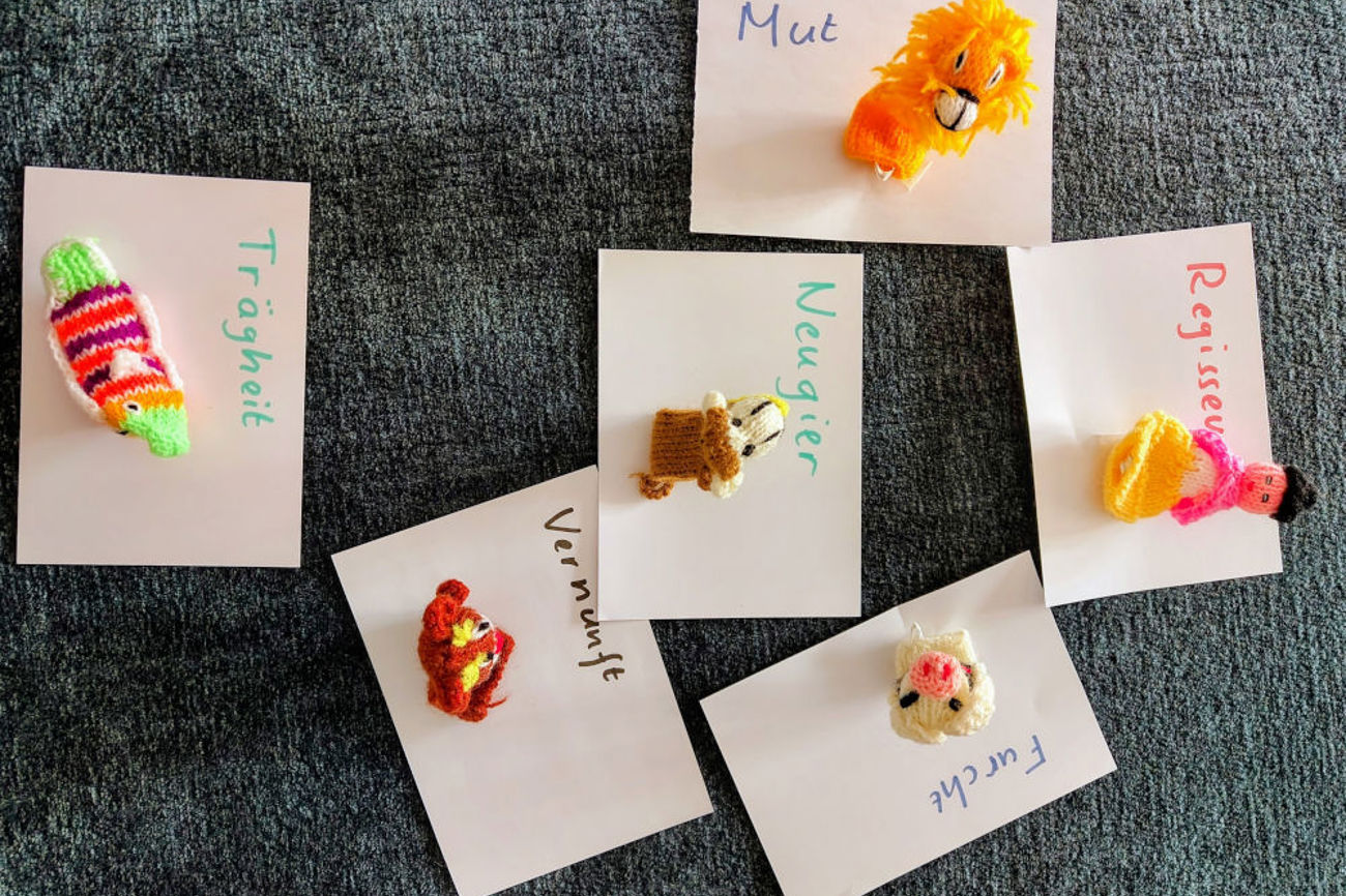 Team in Ordnung: Die Regisseurin hat eingegriffen, der Prozess hat sich entfaltet, die inneren Anteile sind zu einem Team geworden, das zusammenarbeitet und an einem Strang zieht. Alle haben ihre Aufgabe. Der innere Konflikt ist beendet.  | Bild: Annette Spitzenberg