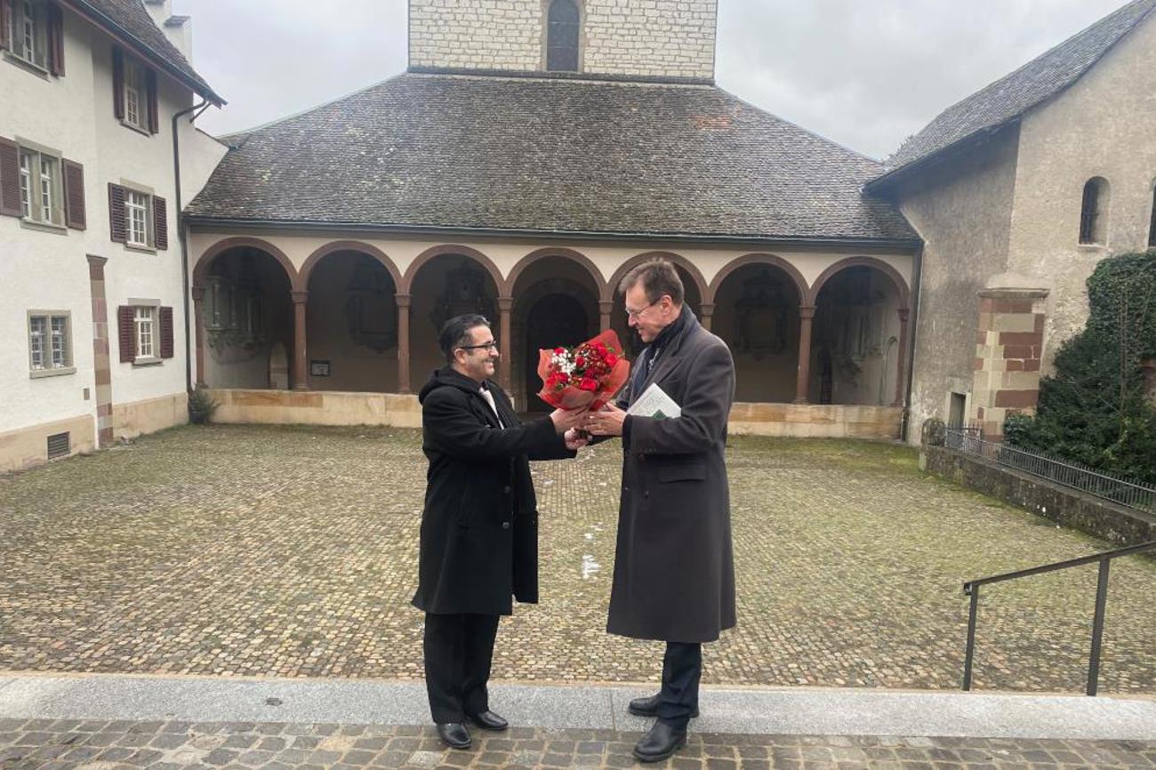 Ibrahim Tas (links) und Peter Vogelsanger ehren mit Blumen den Frieden. Foto: Di Cesare