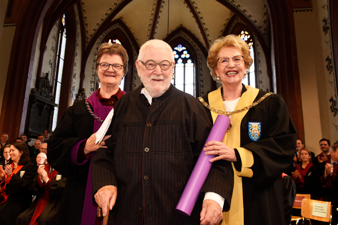 Samuel Buri bei der Verleihung der Ehrendoktorwürde der Universität Basel mit Dekanin Andrea Bieler (links) und Rektorin Andrea Schenker-Wicki. | Foto: Universität Basel, Christian Flierl