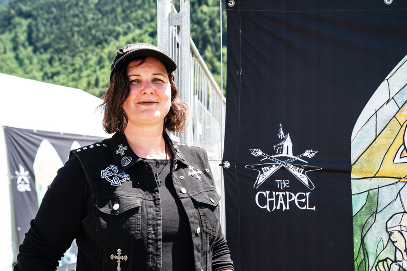 Nadine Zurbrügg vor der Zelt-Kapelle der Metalchurch am Greenfield-Festival in Interlaken. | Foto: Vera Rüttimann