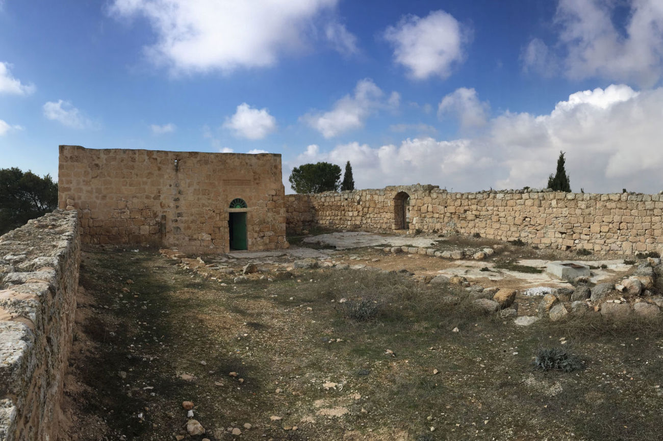 Abb. 1: Das Heiligtum Nabi Jaqin, südlich von Hebron. Es erinnert an das Ringen Abrahams mit Gott um die Rettung seines Vetters Lot. Die kufische Inschrift über dem Hauseingang ist über tausend Jahre alt und erwähnt nur die Erneuerung des weitaus älteren Heiligtums. | Foto: Thomas Staubli 2016
