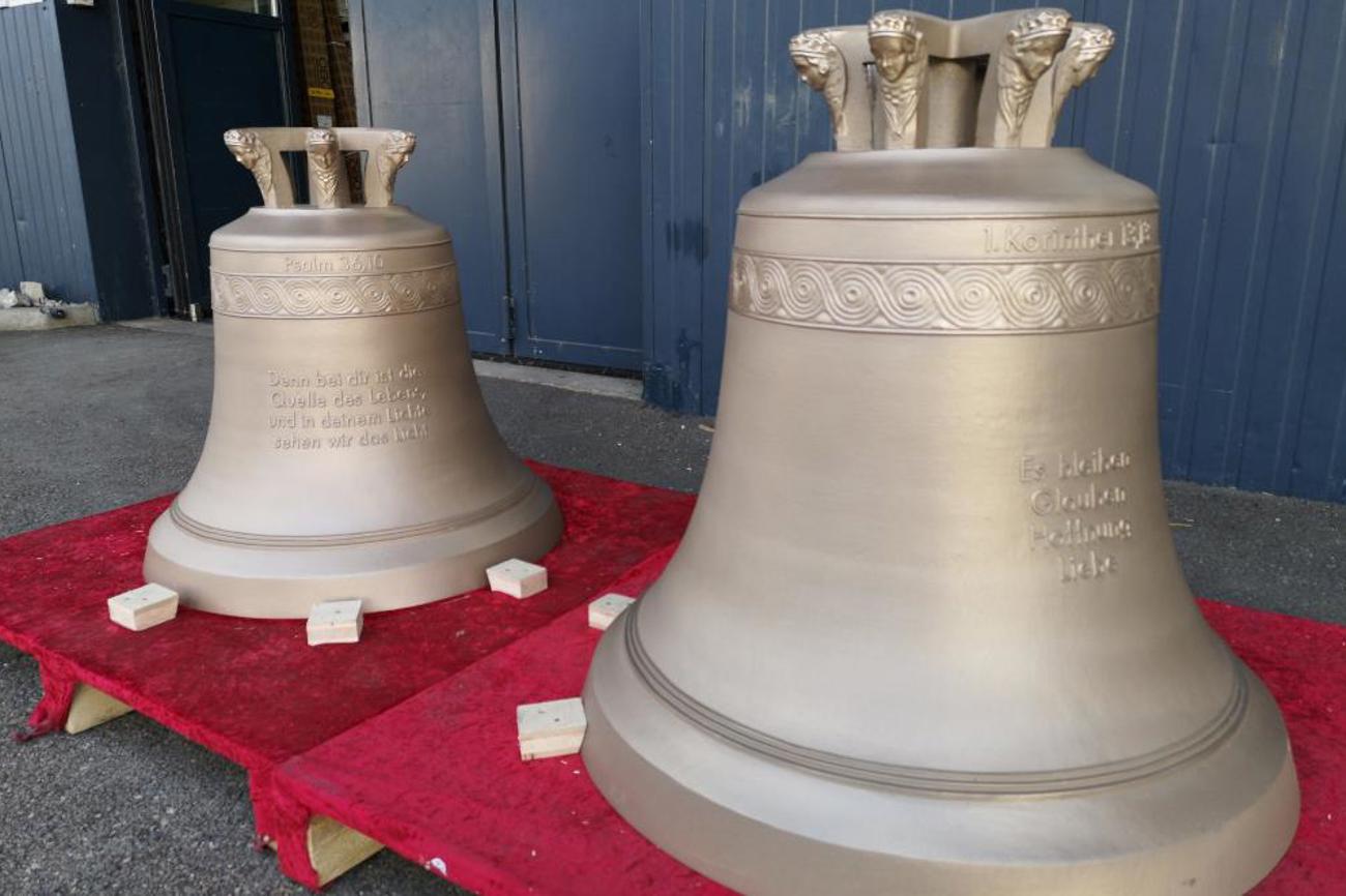 Die zwei neuen Glocken warten auf den traditionellen Glockenaufzug.