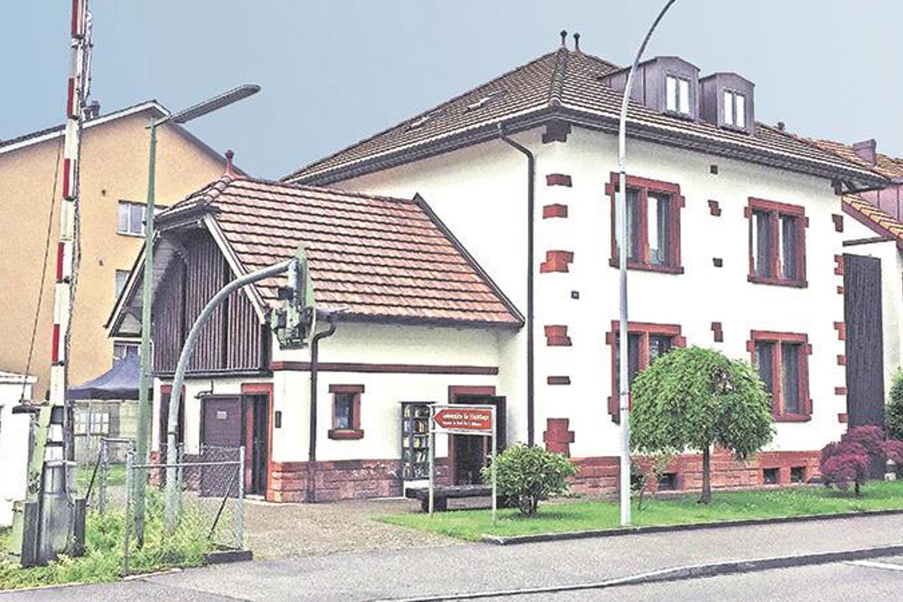 Das ehemalige Weichenwärterhaus der Deutschen Reichsbahn in Riehen ist seit 2011 eine Gedenkstätte für Flüchtlinge. Vor kurzem wurde dort unter dem Titel «Zuflucht und Abweisung» die neue Dauerausstellung eröffnet.