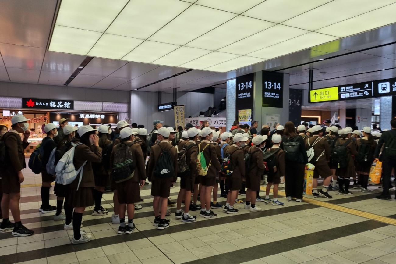 Schulunformen fördern den Gemeinschaftssinn – hier in Japan. | Foto: Anna Schindler