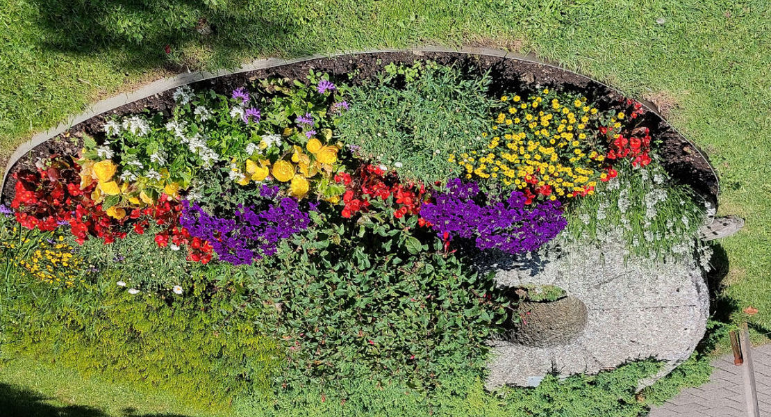 Blumenrabatte mit Mühlstein seit jener schicksalshaften Begegnung ohne Deckel | Bild: Judith Husistein