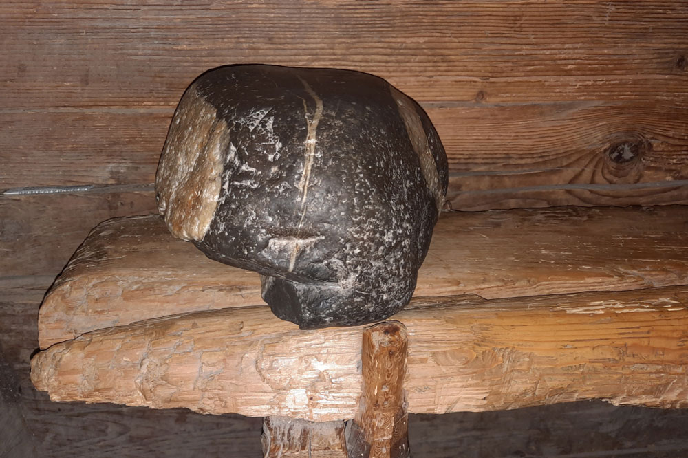 Dieser Stein soll Bruder Klaus als Kopfkissen gedient haben. | Foto: Hans Herrmann